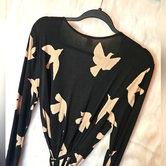 Old Navy Classic Bird Print Wrap Dress - Picture 4 of 6